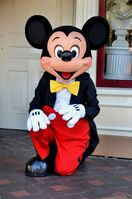 California-Disneyland-Mickey-Mouse-Kneeling-954x1440