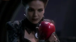 A Rainha Má com a Maçã Envenenada.