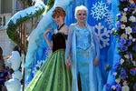 Elsa-and-Anna-Frozen-Fantasy-Pre-Parade-frozen-37469934-500-281