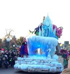 Elsa and Anna on the Frozen float at Disneyland Paris