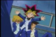 Yugi protects his friends from Ushio