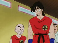 Kuririn and Yamcha know that true reason why Kami cut off Goku's tail.