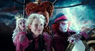 Alice-lookingglass-movie-screencaps.com-10482.jpg (1.4 MB) The frozen, rusted Red Queen with Alice, Tarrant, and the White Queen as they travel back to the present day.