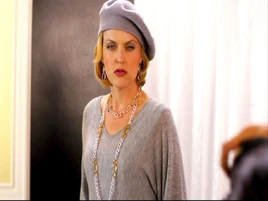 011BHC Elaine Hendrix 002