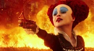 Alice-lookingglass-movie-screencaps.com-8815.jpg (1.46 MB) The Red Queen showing the Hightopp clan the crown she was humiliated with.