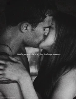 Theo James Divergent Movie Kiss