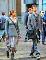 Tris y Caleb en Abnegación