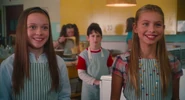 Diary-wimpy-kid-movie-screencaps.com-5959.jpg (167 KB) Shelly and another girl