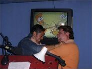 Óscar Flores y Javier Rivero doblando a Lazlo y Banano. (Episodio: El Libro de Banano)