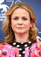 Actualmente ha doblado a Emily Watson.