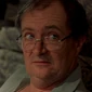 Sr. Jones (Jim Broadbent) en el redoblaje de El diario de Bridget Jones.