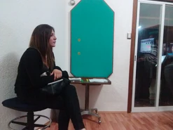 Valeria Caballero esperando para grabar.