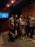 Luis Leonardo Suárez junto a los productores Stephanie Chiquini Arizmendi y Demian Vila Alvarado y el ingeniero Rodrigo Guevara junto a parte del elenco de ambientes de la película.
