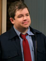 Spencer "Spence" Olchin en El rey de Queens (Temp. 9 y algunos de la 7 y 8).