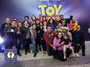 Elenco de doblaje de Toy Story 4, con Geezuz González, Lourdes Arruti, Abraham Vega, Oliver Díaz, Liliana Barba Meinecke, Diana Santos, Arturo Mercado Jr., Diana Galván Santos, Mario Filio, Dan Osorio, Arturo Castañeda, José Gilberto Vilchis, entre varios.