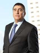 Fiscal Detective Ricardo Morales (Alfred Molina) en La ley y el orden: Los Ángeles.