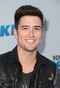 Voz recurrente del actor Logan Henderson.