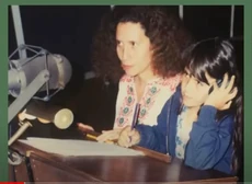 Leyla de joven junto a  en .