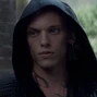 Jace Wayland en Cazadores de sombras: Ciudad de hueso (versión de Sony).