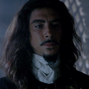 Capitán español en Piratas del Caribe: Navegando aguas misteriosas.