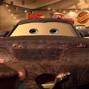 Auto en la carpa de Rust-eze que grita ("Si, tú vuelas McQueen") también en Cars: Una aventura sobre ruedas.