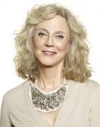 También ha doblado frecuentemente a Blythe Danner.