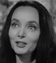 Morticia Addams (Carolyn Jones) en Los locos Addams.