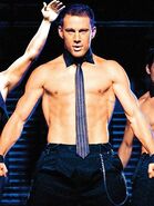 Michael "Magic Mike" Lane en Magic Mike (versión Warner y Netflix).