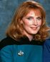 Dra. Beverly Crusher (Gates McFadden) en Viaje a las estrellas: La nueva generación (temp. 1).