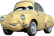 Mamá Topolino (italiano) en Cars 2: Una nueva aventura sobre ruedas (doblaje de países que no hablan inglés).