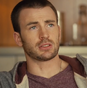 Él (Chris Evans) en Déjate querer.