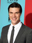 Voz recurrente de Finn Wittrock.