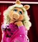 La voz de Miss Piggy desde 2005 en la franquicia de Los Muppets.