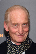 Voz recurrente de Charles Dance.