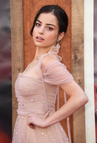 Katie Sarife | Doblaje Wiki | Fandom