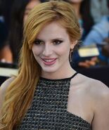 Es la voz oficial de Disney para Bella Thorne.