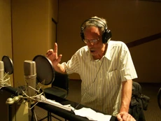 Miguel Couturier grabando los diálogos de sus personajes para la película . Fue el último trabajo de voz que realizó antes de su fallecimiento en 2012.