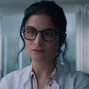 Dra. Dora Skirth (Jenny Slate) en Venom.
