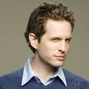 Dennis Reynolds en It's Always Sunny in Philadelphia (temp. 14ª-).