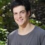 Voz recurrente del actor brasileño Mateus Solano.