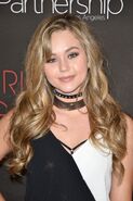 Voz recurrente de Brec Bassinger.