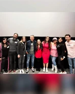 Parte del elenco y su directora de doblaje en función privada de la película en la sede de Warner Bros. Pictures en la Ciudad de México.
