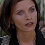 Gale Weathers (Courteney Cox) en Scream 2 (segundo doblaje).