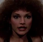 Gina Montana (Mary Elizabeth Mastrantonio) en Cara cortada (doblaje original).