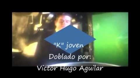 Comparación de las voces del Agente K, versión adulto y joven.