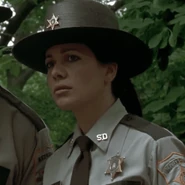 Coplandcindybetts.png (192 kB) Cindy Betts en Tierra de policías.