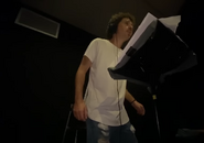 Luisito Comunica grabando el doblaje de Sonic