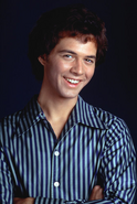 Greg Brady (Christopher Daniel Barnes) en la película de La tribu Brady y El regreso de la tribu Brady.