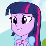 Twilight Sparkle (voz cantada) también en "Bienvenido al Show" también en My Little Pony: Equestria Girls: Rainbow Rocks.