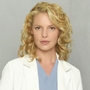 Dra. Isobel "Izzie" Stevens (Katherine Heigl) en Grey's Anatomy (doblaje de Los Ángeles).